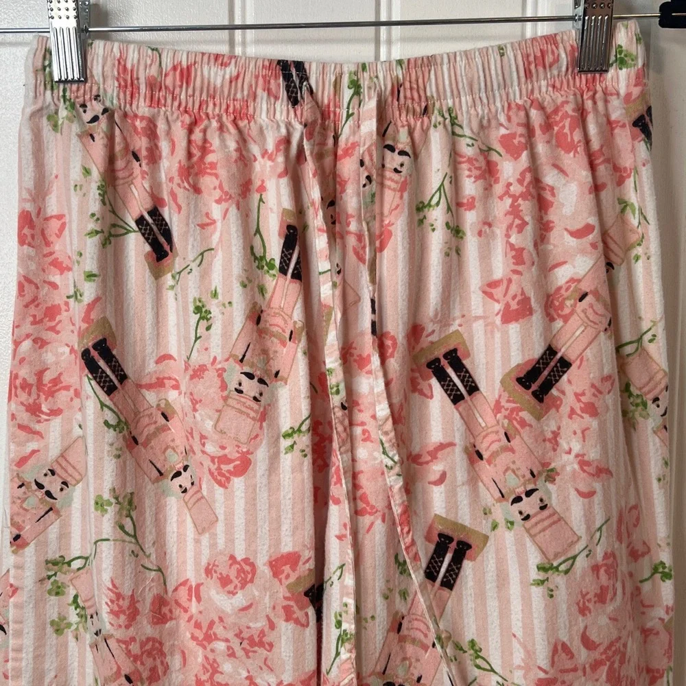 8 Oak Lane Ladies Pink Pajamas with Fun Nutcracker Christmas Print.‎ Size XS/S.